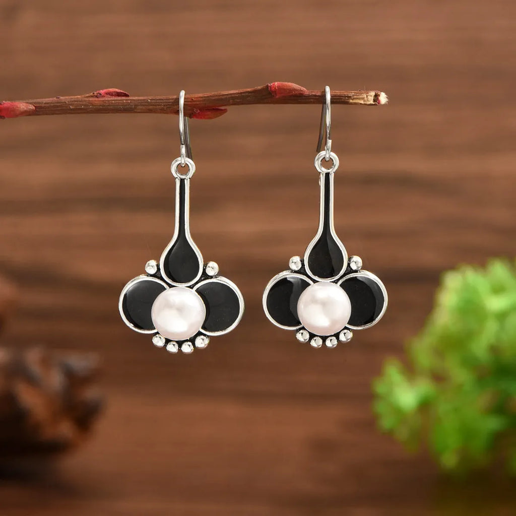 Silver retro women's fashion earrings with electroplated alloy construction