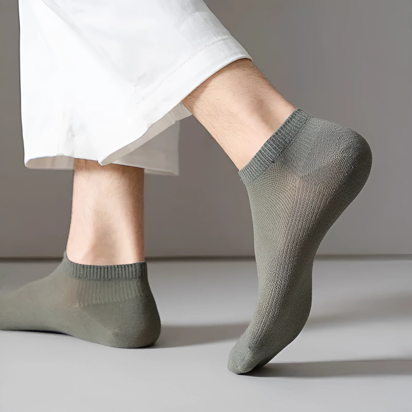 A pair of solid colour low-cut men's boat socks made from breathable polyester fabric.