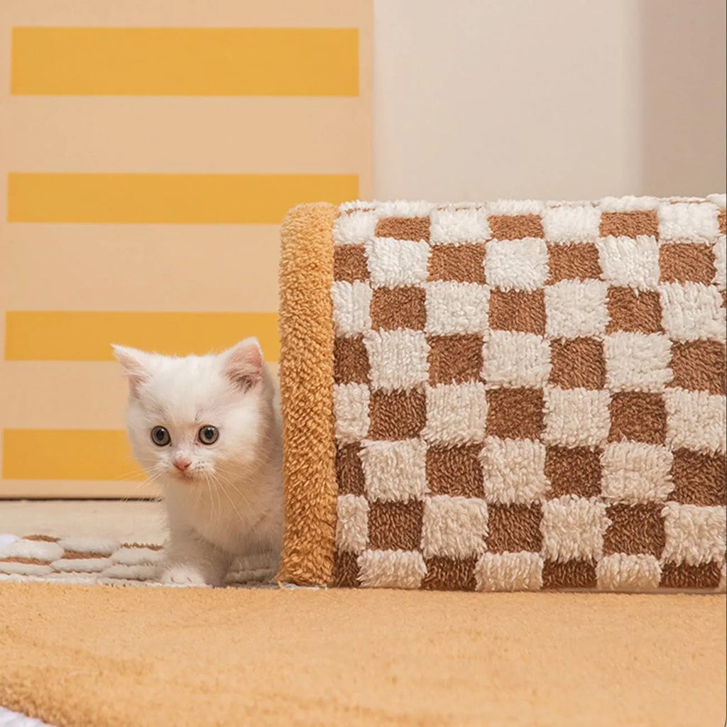 XL fan-shaped plaid pet bed tunnel for dogs and cats in plush fabric with anti-slip base
