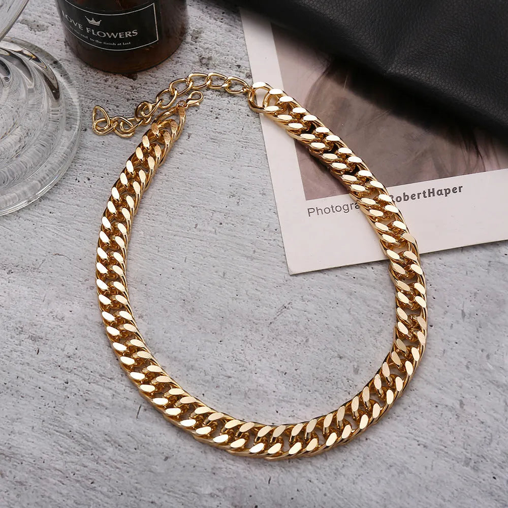 Gold women's thick chain necklace with 32cm length and 6cm pendant