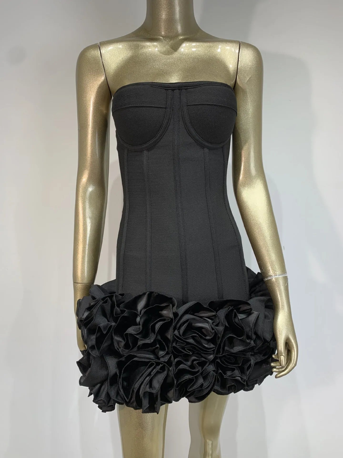 Women's solid colour polyester dress with a mid waist in red, white or black.