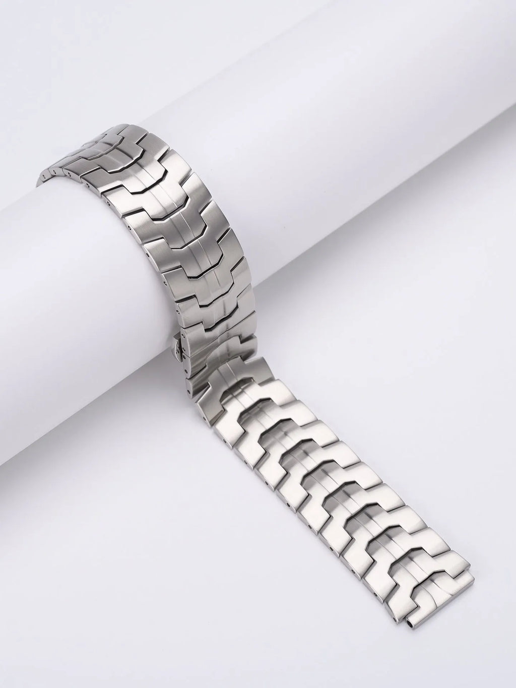 Stainless steel watch band for Samsung Watch 7/6/5 in silver colour with 20mm universal lug width
