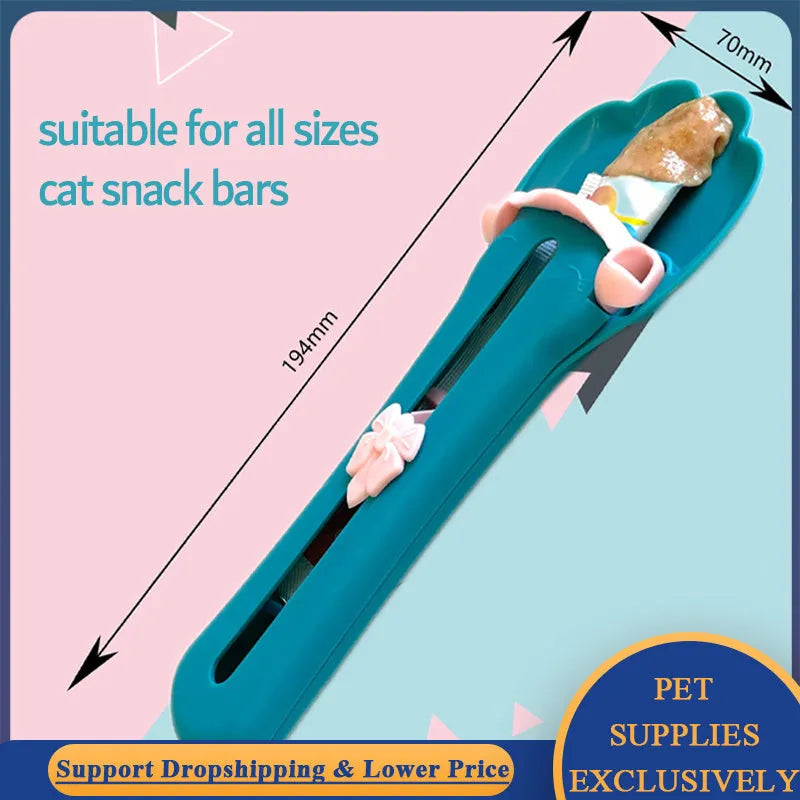 Green and pink two-tone plastic pet food extrusion spoon, 15cm long.