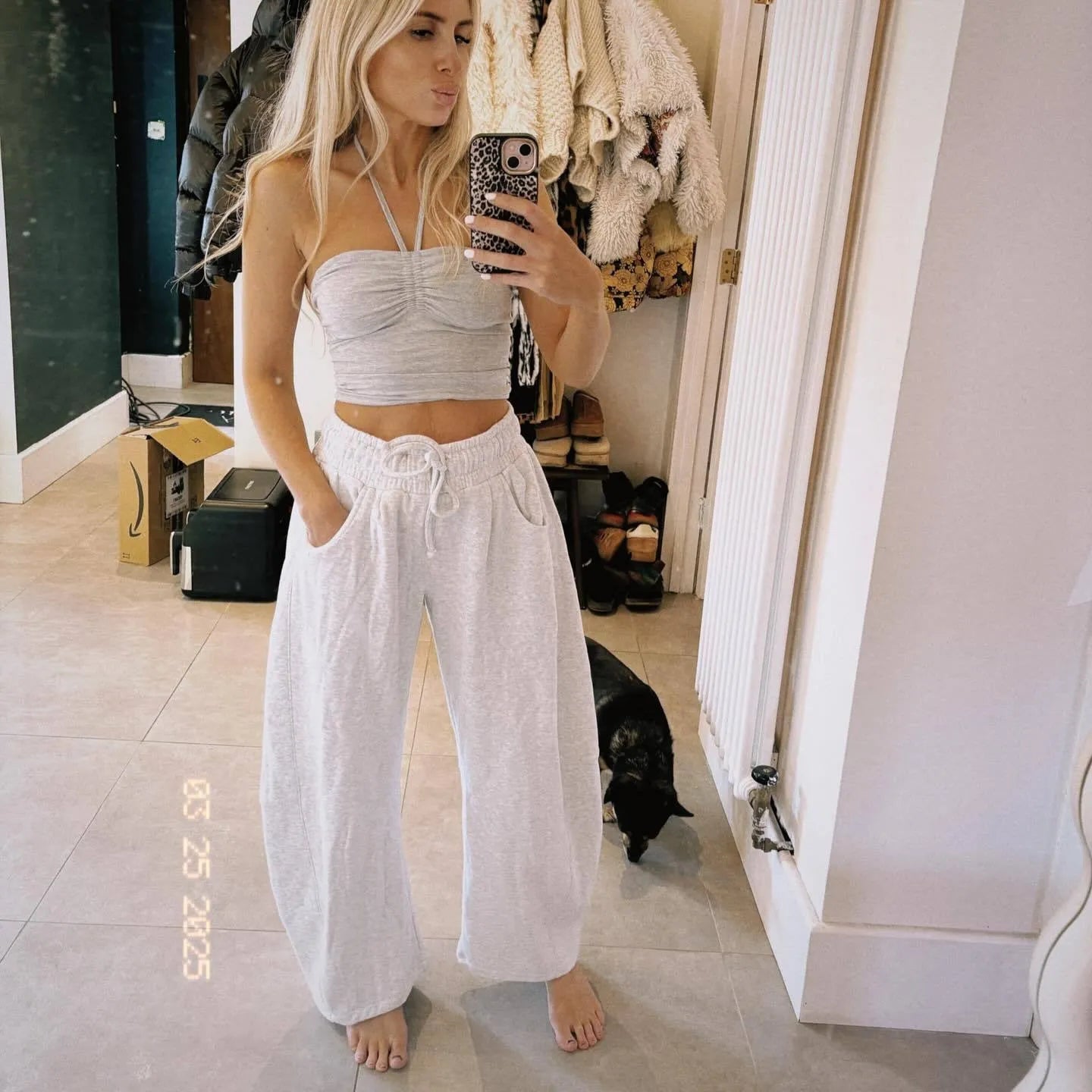 Women's loose cropped sweatpants with drawstring waist and side pockets in apricot colour