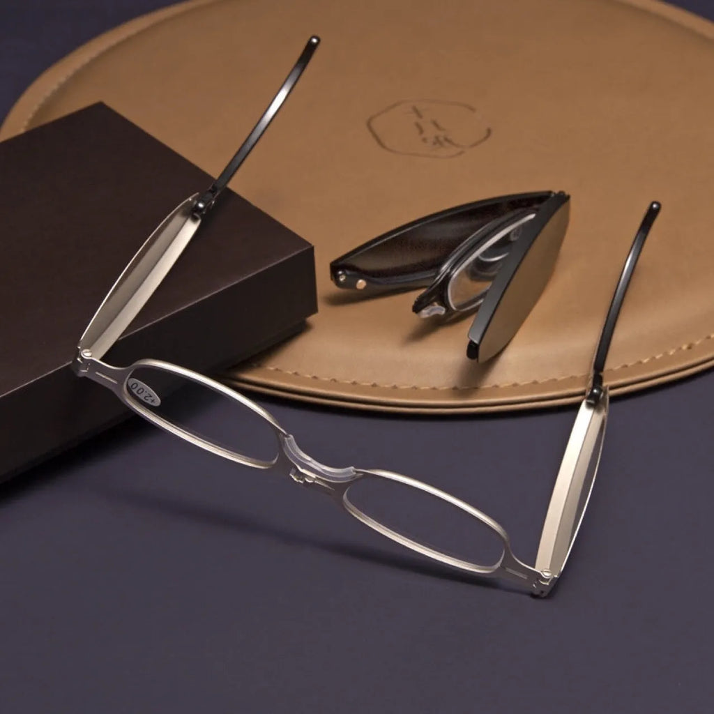 Folding pocket presbyopic glasses for elderly in retro style with ring detailing and anti-pressure design