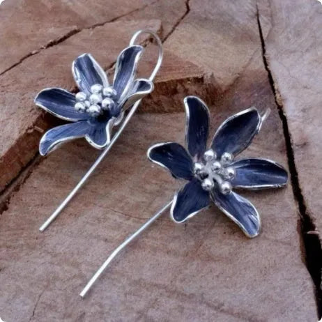Purple flower-shaped earrings in lightweight alloy metal with electroplated finish