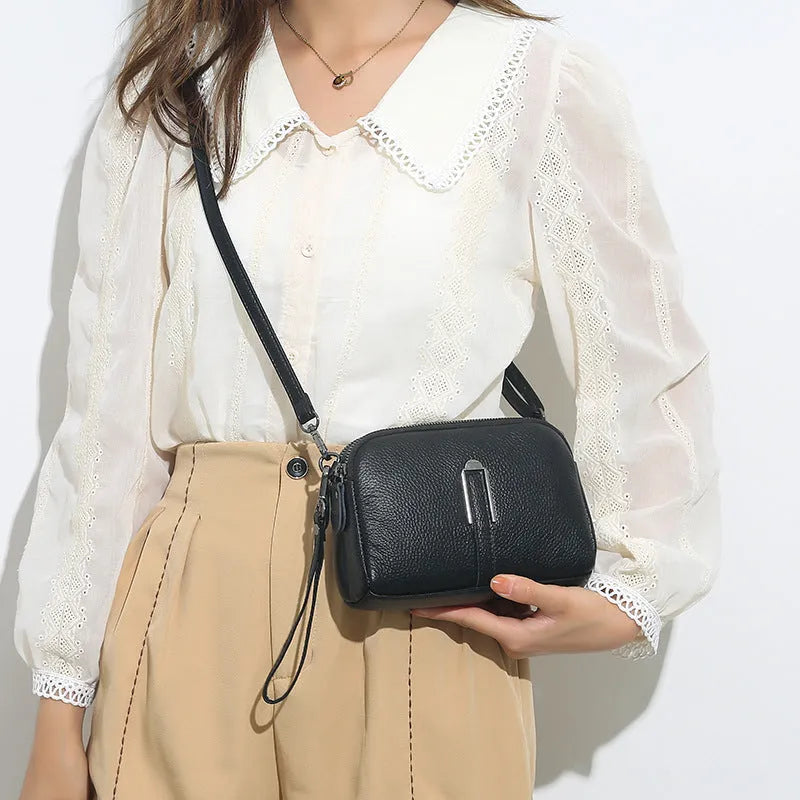 Women's genuine leather shoulder bag in horizontal square shape measuring 19x13x6cm
