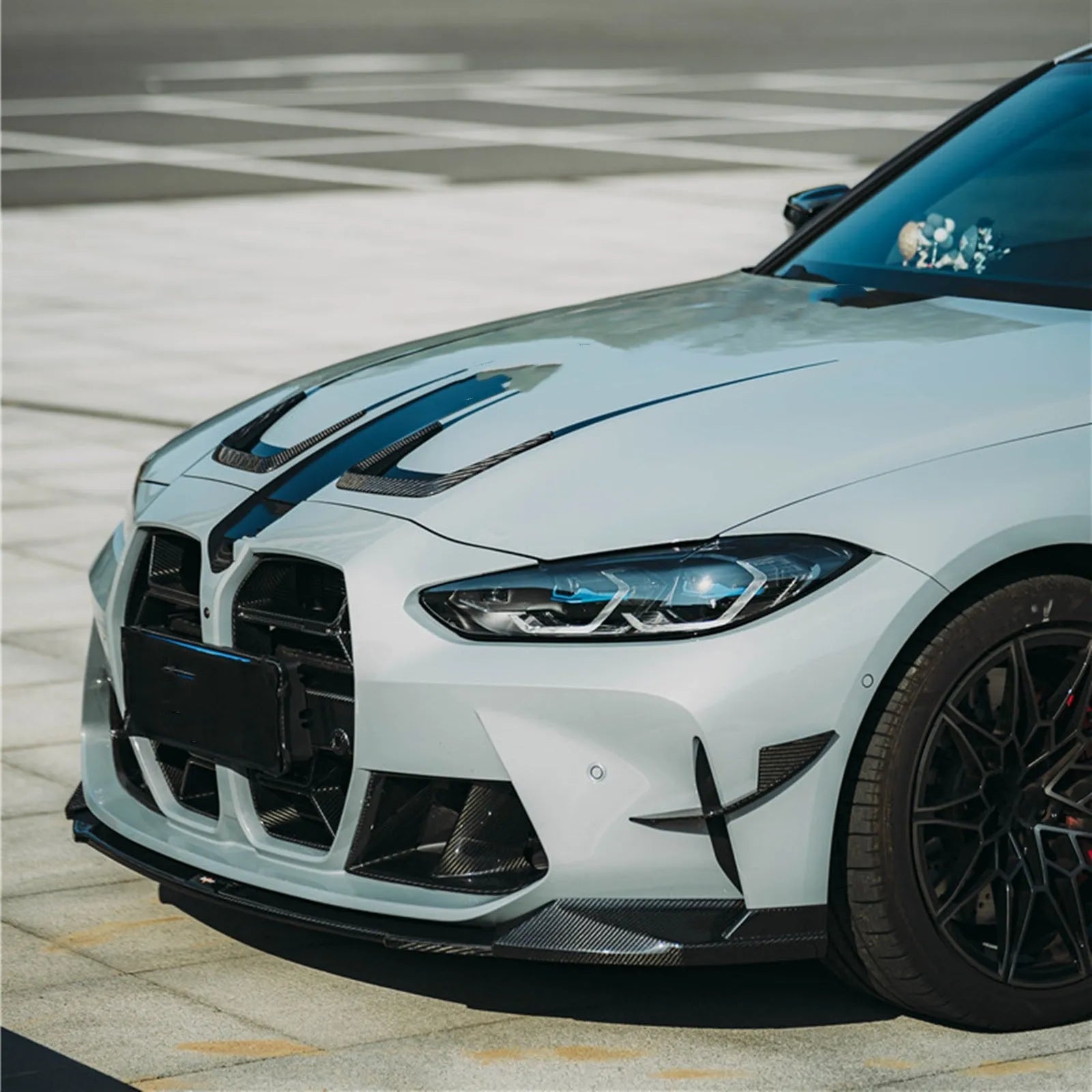 Black dry carbon fibre front bumper grille for BMW M3 M4 G80 G82 with visible 3K weave pattern