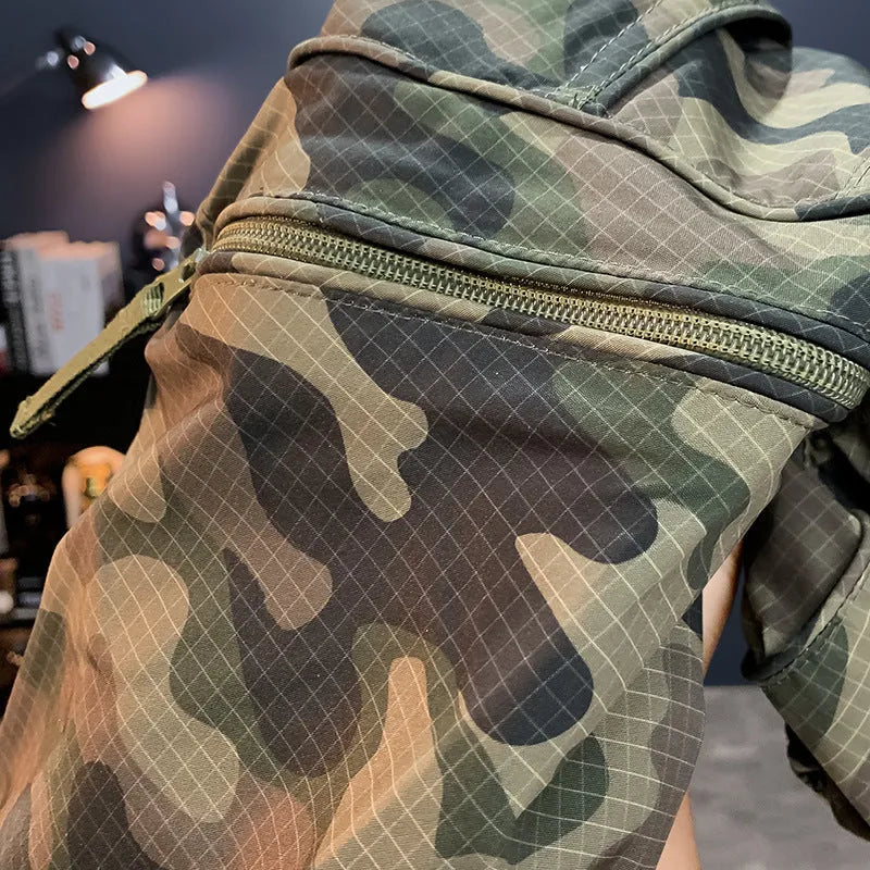 Men's camouflage cargo shorts in loose fit with pockets, shown in khaki colour.