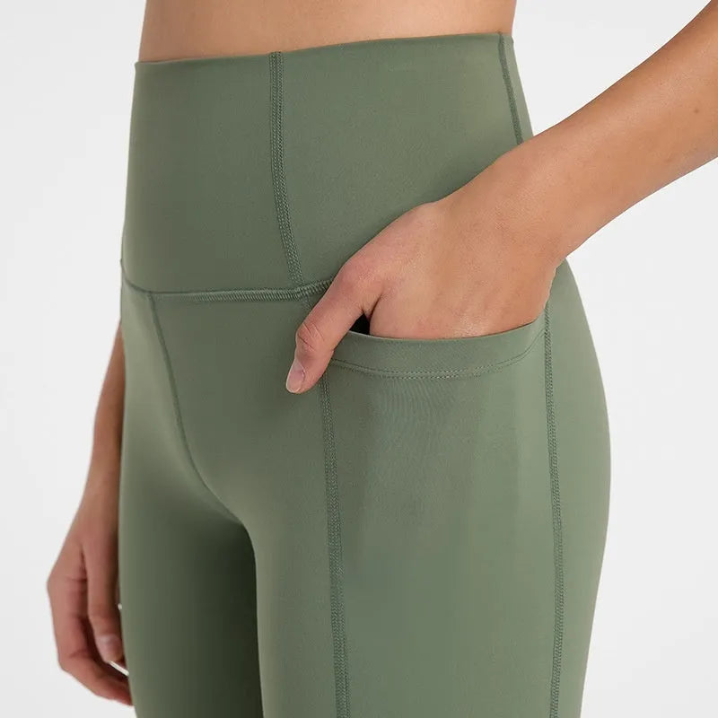 Women's mid-length sports shorts in four colours with super stretch cotton blend fabric for athletic activities