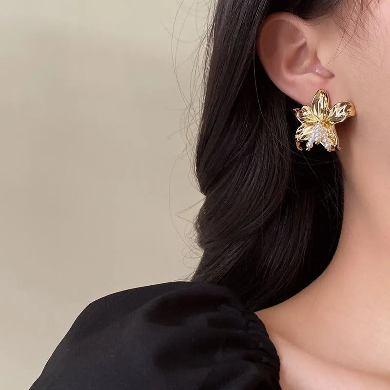 Gold H1795 metal floral earrings with detailed flower shape and niche style design