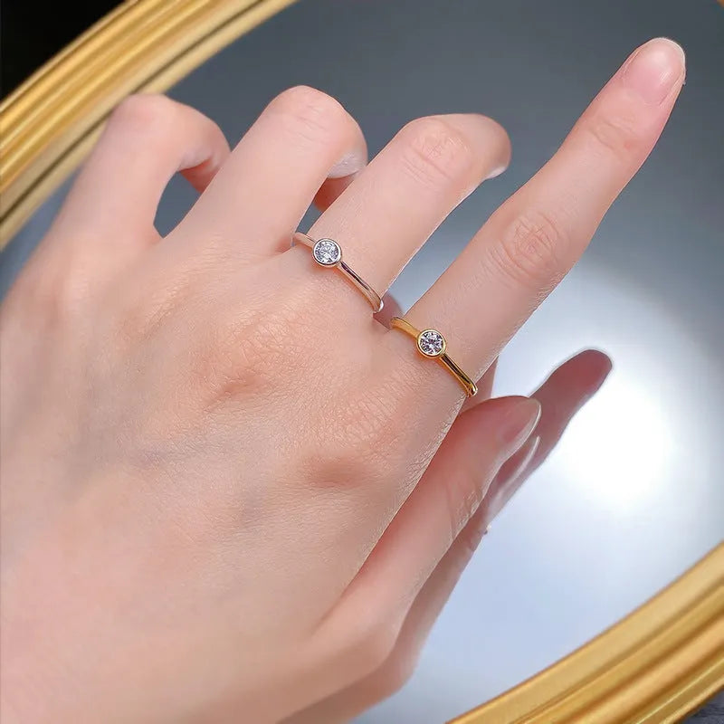 Minimalist silver women's ring with a crown shape and linear detailing in gold or platinum colour.