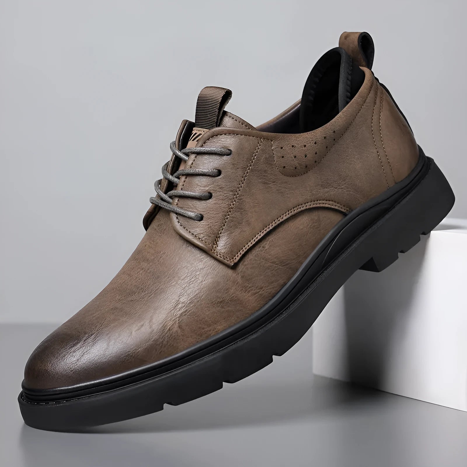 Men's black leather business shoes with rubber sole and decorative sewing lines on cowhide upper