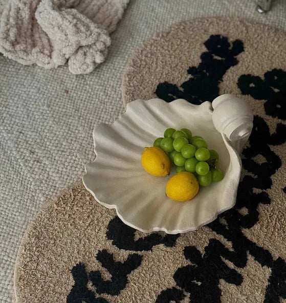 White resin simulation shell fruit plate ornament with light luxury finish