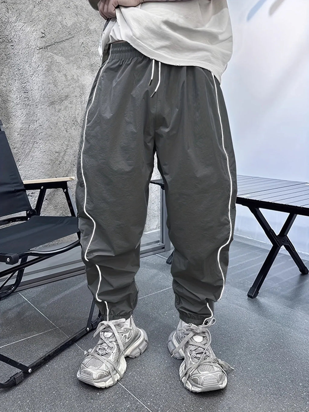 Men's bamboo fibre sports trousers in cropped length with high elasticity construction