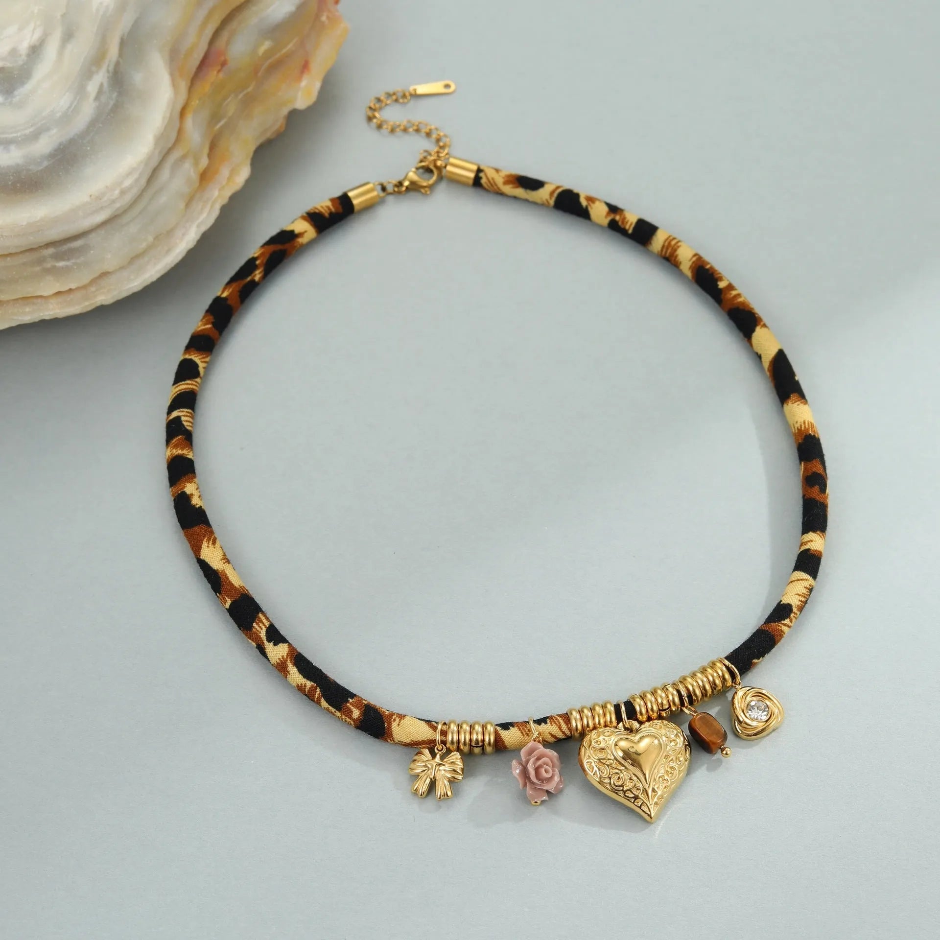 Women's stainless steel necklace with geometric leopard pendant on adjustable 41-50cm chain