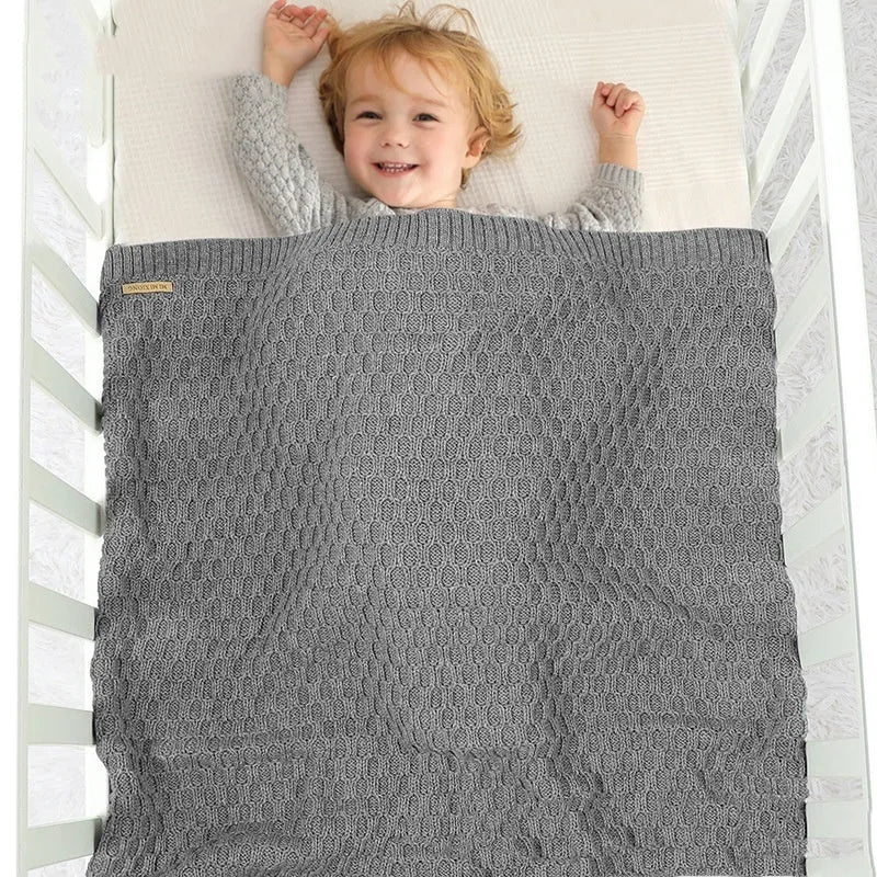Solid colour infant hug blanket with three-dimensional lines design measuring 70×90cm